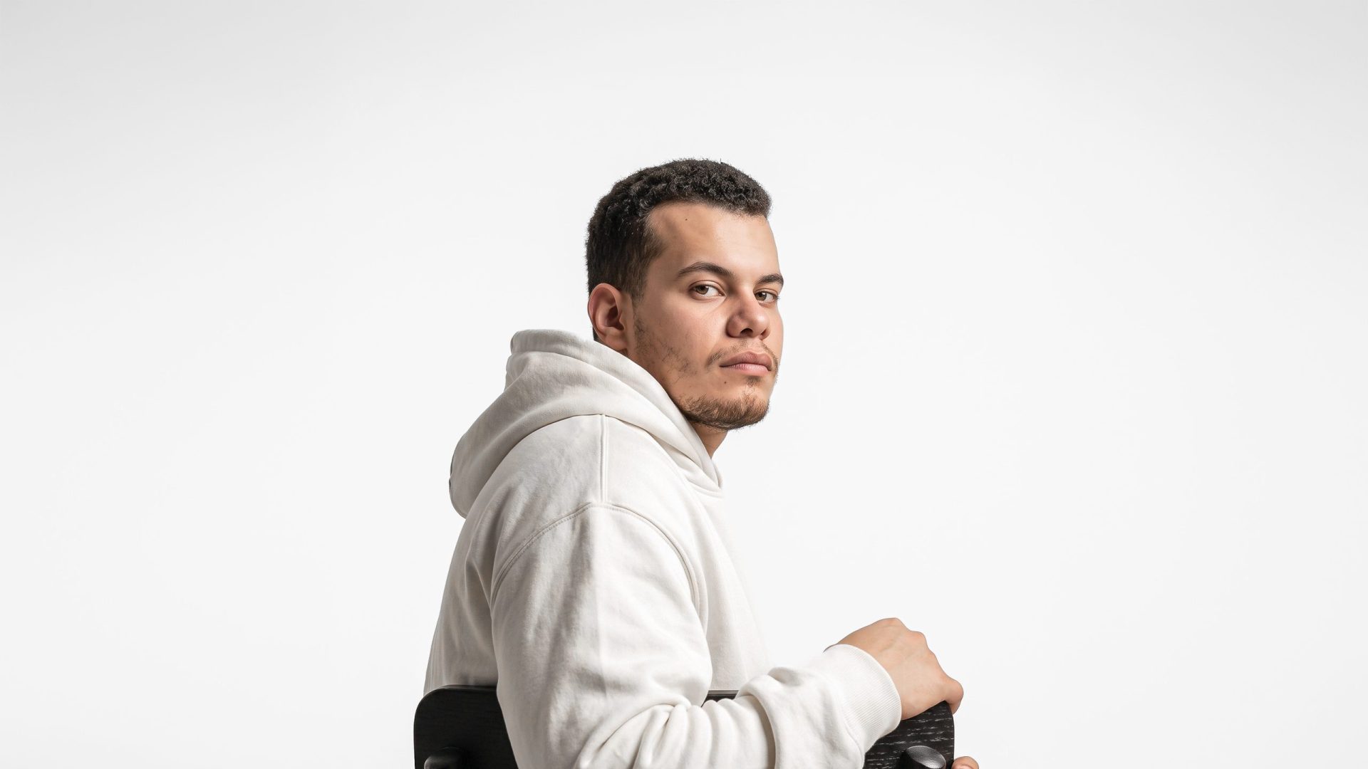Man_sitting_on_chair_2K_202607140740